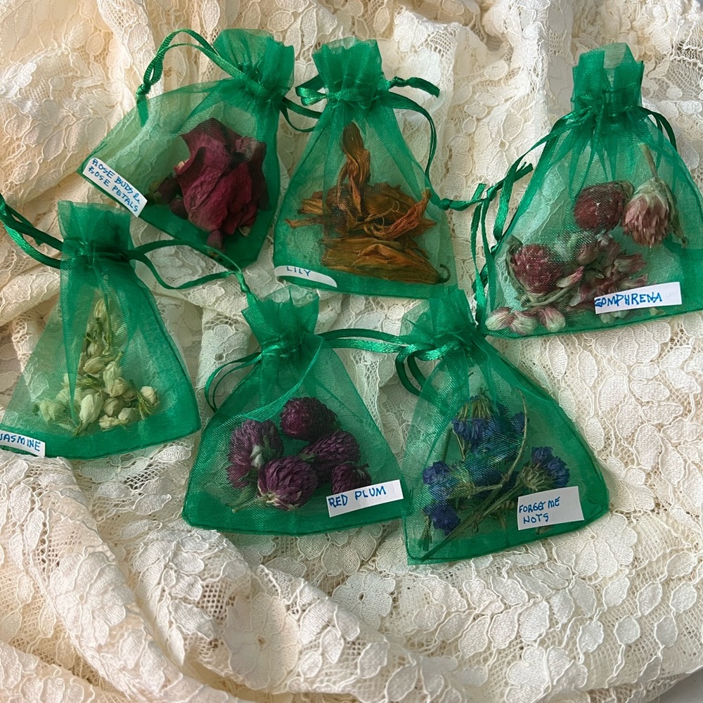 6 dried flowers sachets + lavender